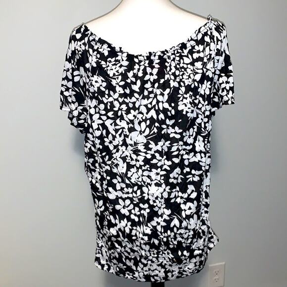 Elle Black White Floral Must Have Crinkle Short Sleeve Tee Sz Large NWT - Picture 7 of 7